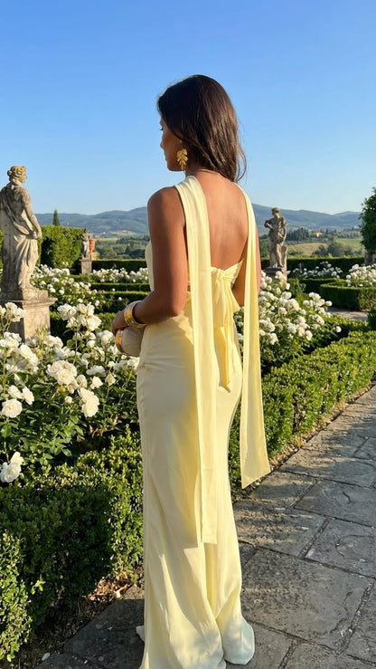 Abito giallo pastello con un fiore