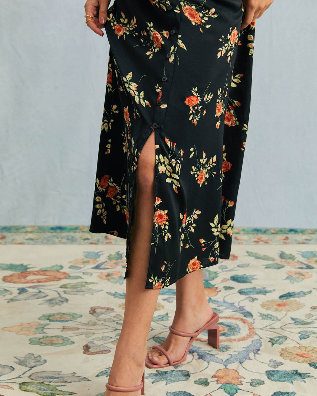 Jenni - Abito nero con scollo a V e stampa floreale
